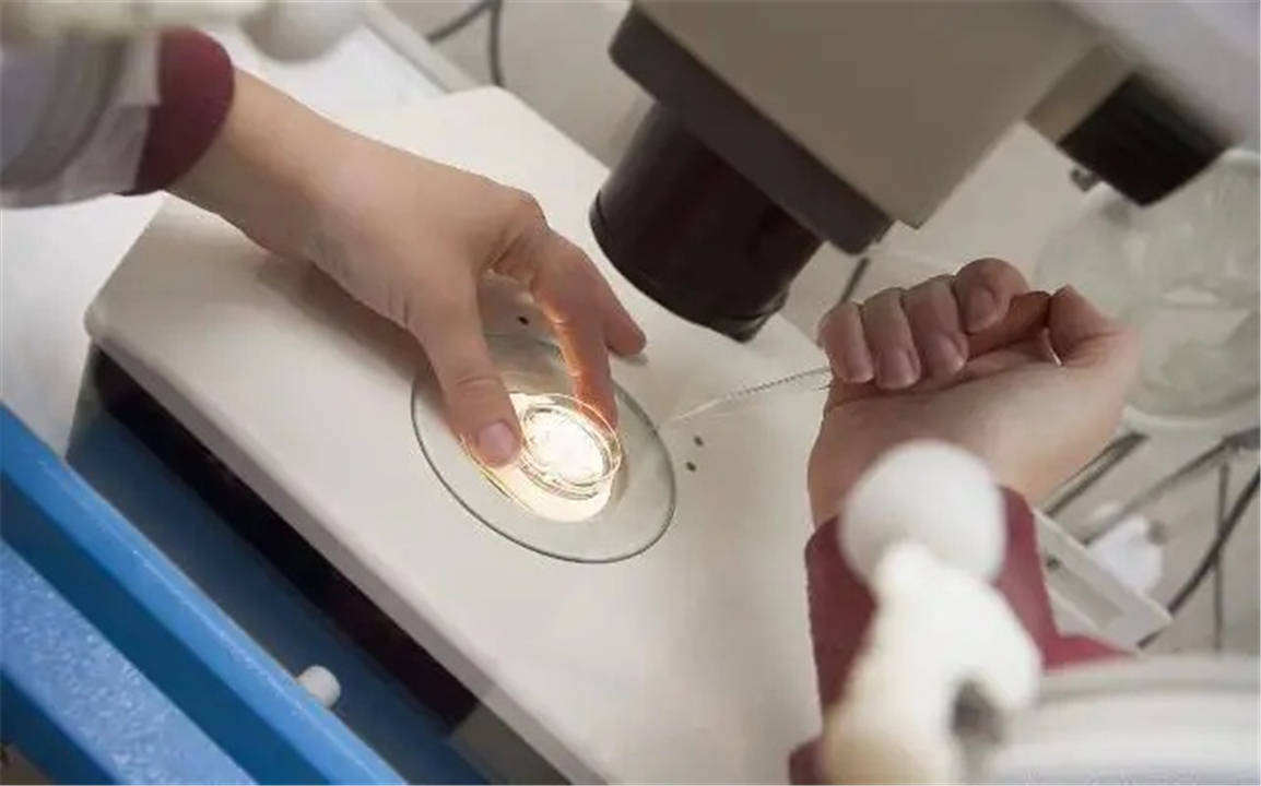 一个多月的宝宝翻白眼正常吗怎么回事 一个多月的宝宝翻白眼正常吗